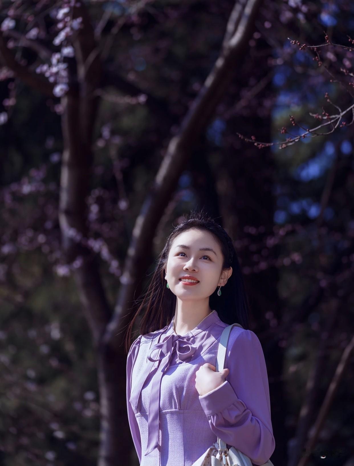 她不会把美都堆砌在脸上，衣着简约却有质感，谈吐得体尽显修养，细节之处尽显真章。她