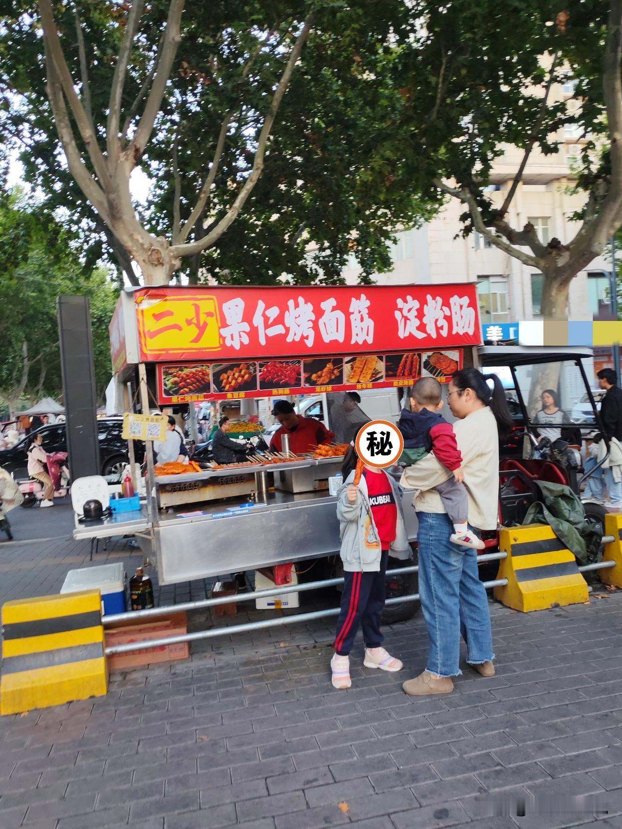 一个意外发现
10月12日，西安。这会儿下班途中，经过步行街，夜市已经开始，看到
