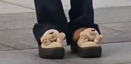 她真的好喜欢这种毛绒绒的鞋子 ​​​