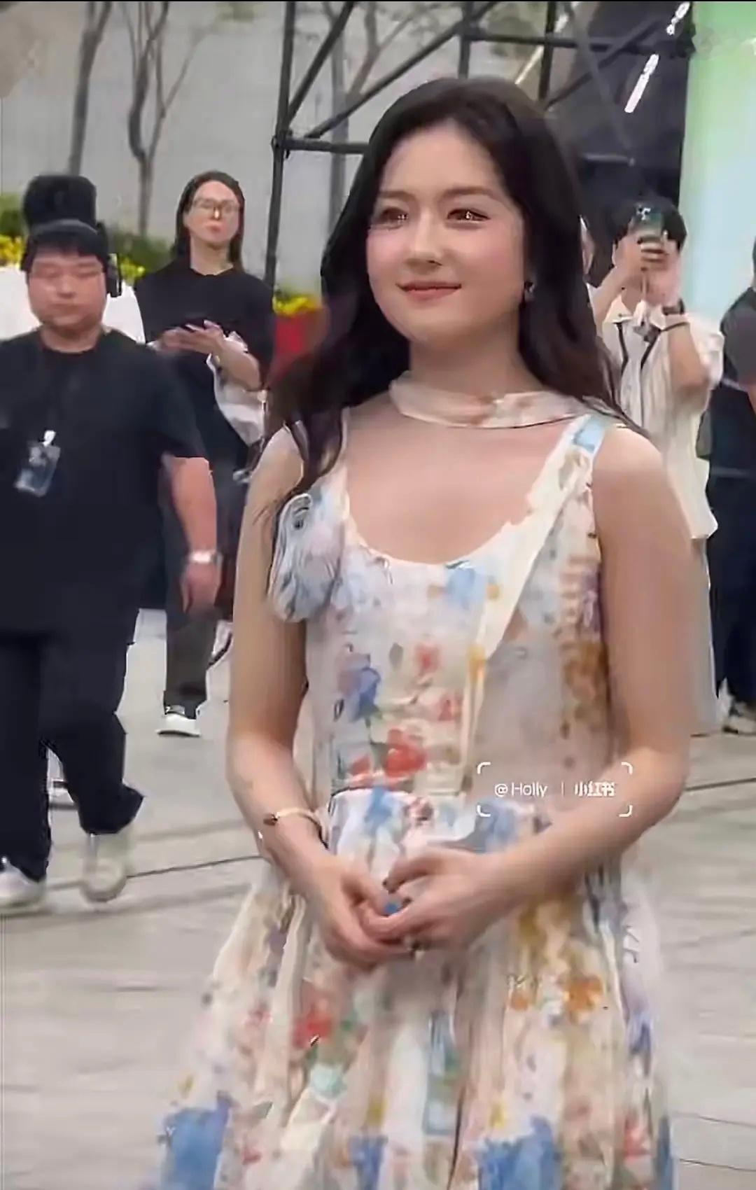 这是李兰迪？她不会是方圆脸吧？好奇怪啊 