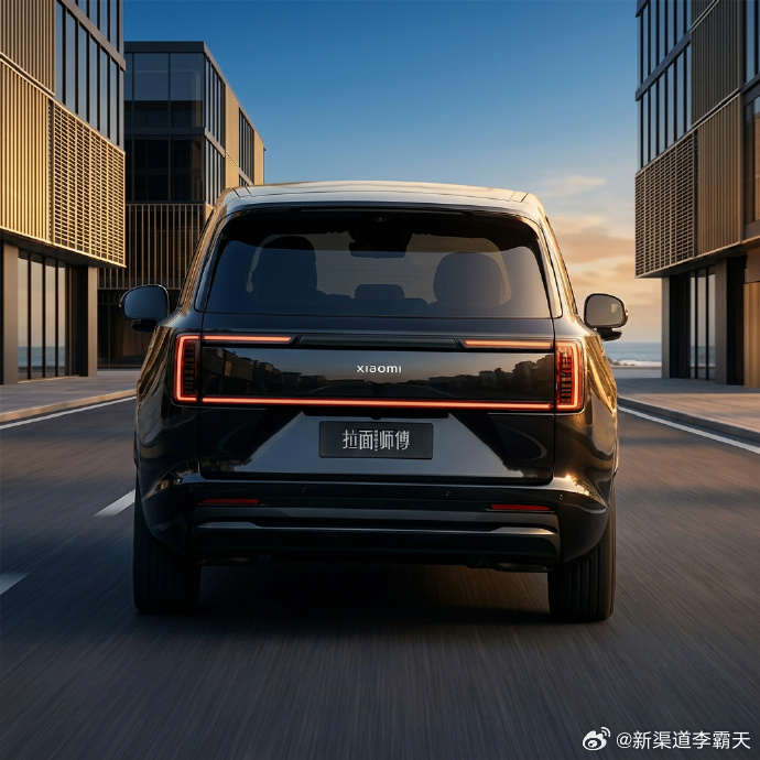 从伪装谍照来看，小米 YU9 的轮圈有点窄，车尾视觉上有点小气，对比路虎揽胜，气