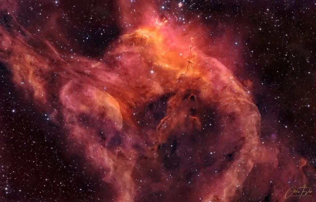 NGC 3572，这个华丽的星云群和星团蕴含着闪烁的星体和深邃的尘埃云。它坐落于