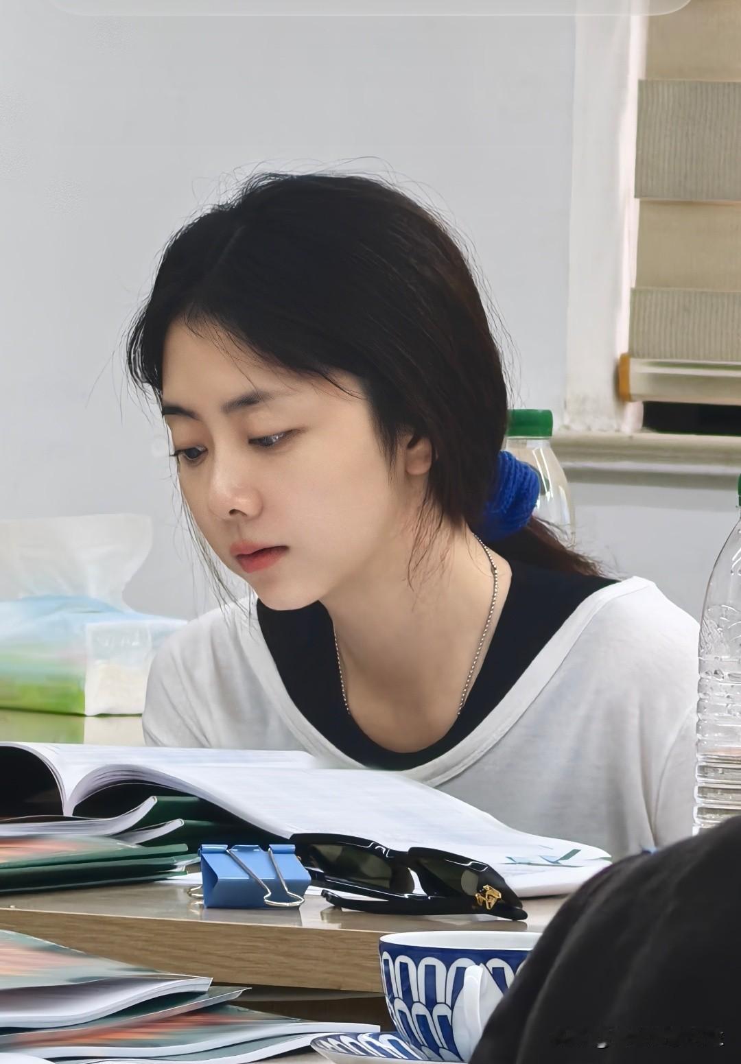 你认真看书的样子好可爱，不仅长得美，演技还超一流哟！ 看书治愈灵魂 看书 看书治