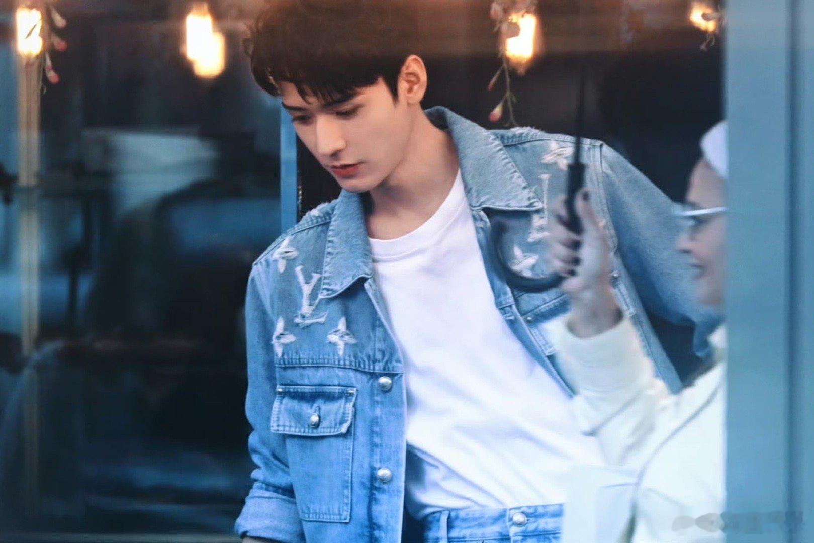 #龚俊温柔贵公子##龚俊清爽牛仔套装#龚俊巴黎时装周合集来啦，目前有两套了，清爽