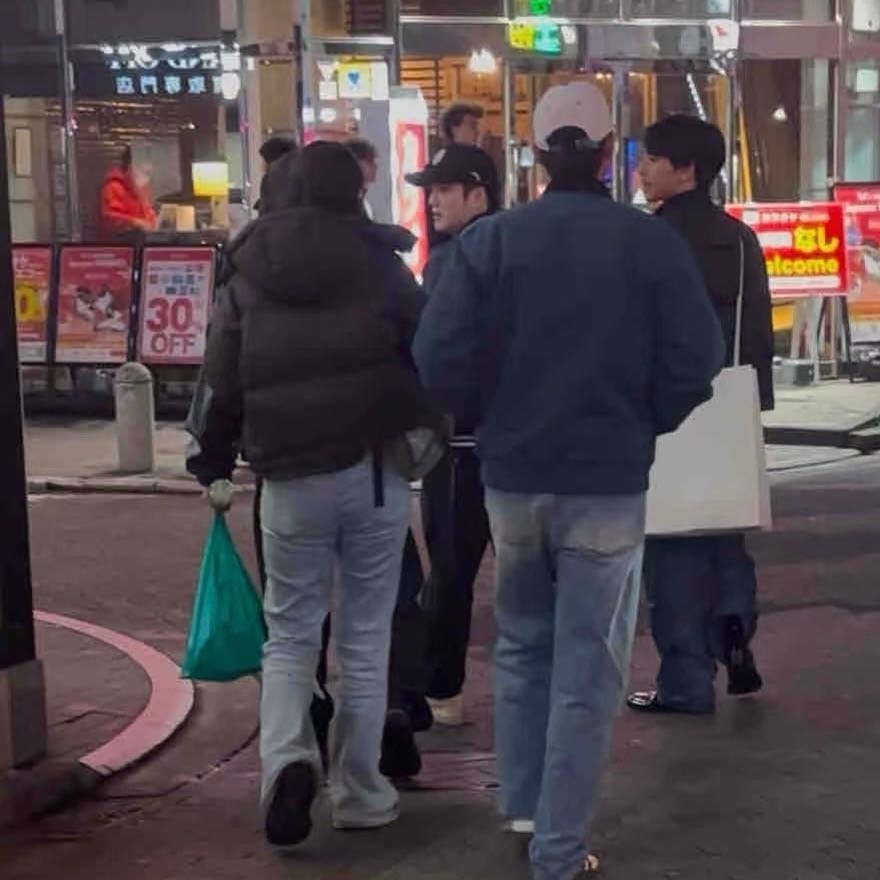 李现樊振东日本逛街网友在日本逛街偶遇了李现樊振东，同担合体了，双厨狂喜啊！果然优