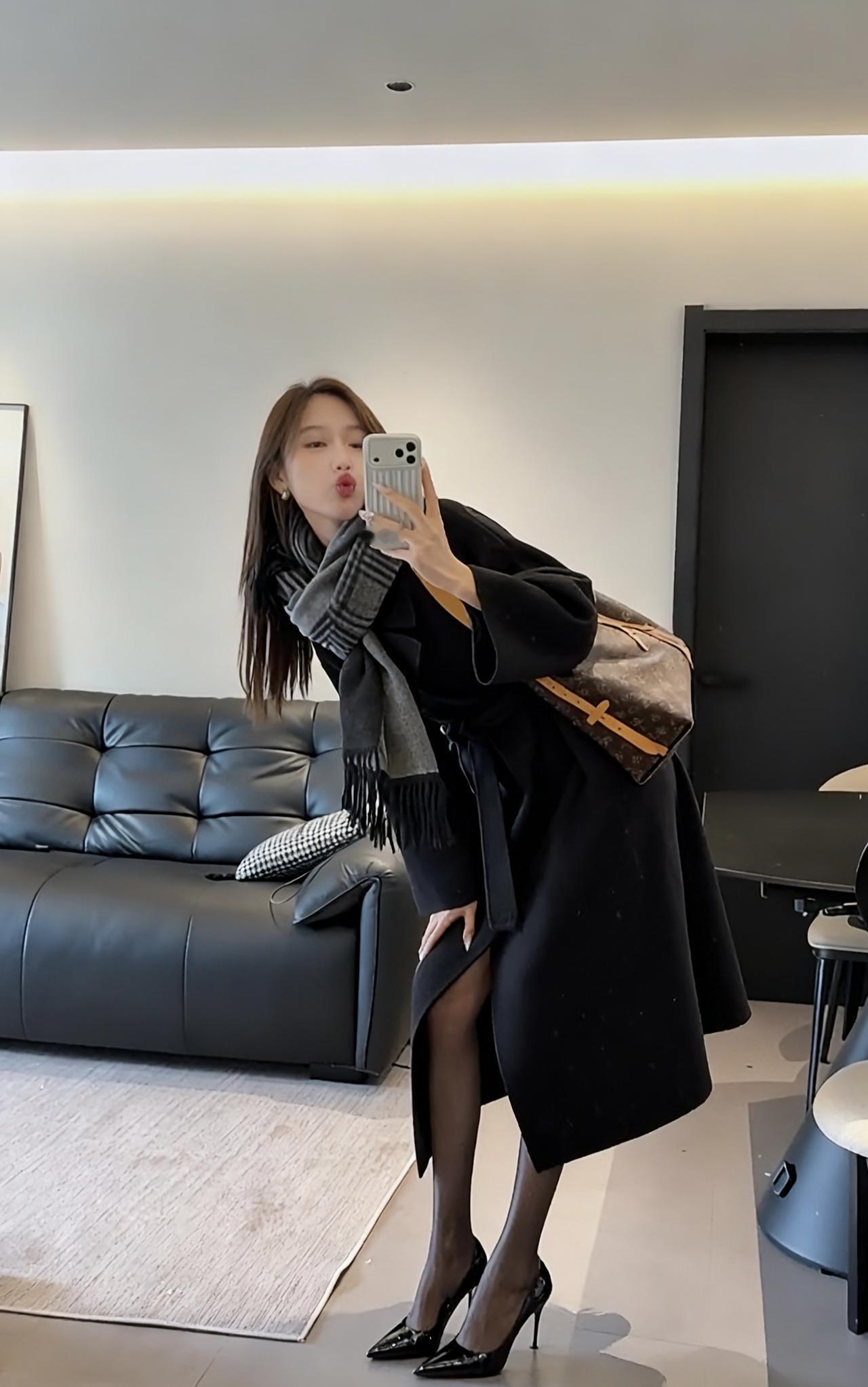 今日穿搭推荐：优雅通勤风，黑色长款毛呢大衣+格纹围巾+黑丝高跟鞋+复古老花包。