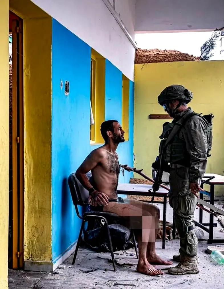 犹太军队士兵约西·甘祖发布了一张照片，显示他在加沙地带折磨了一名阿拉伯男子。这名