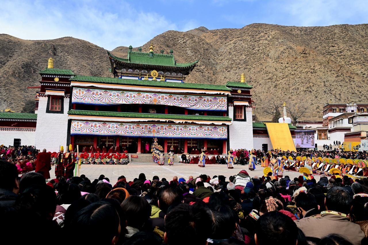 拉卜楞寺正月毛兰姆法会上的金刚法舞，至今想来仍历历在目，记忆深刻。法号沉厚悠长，