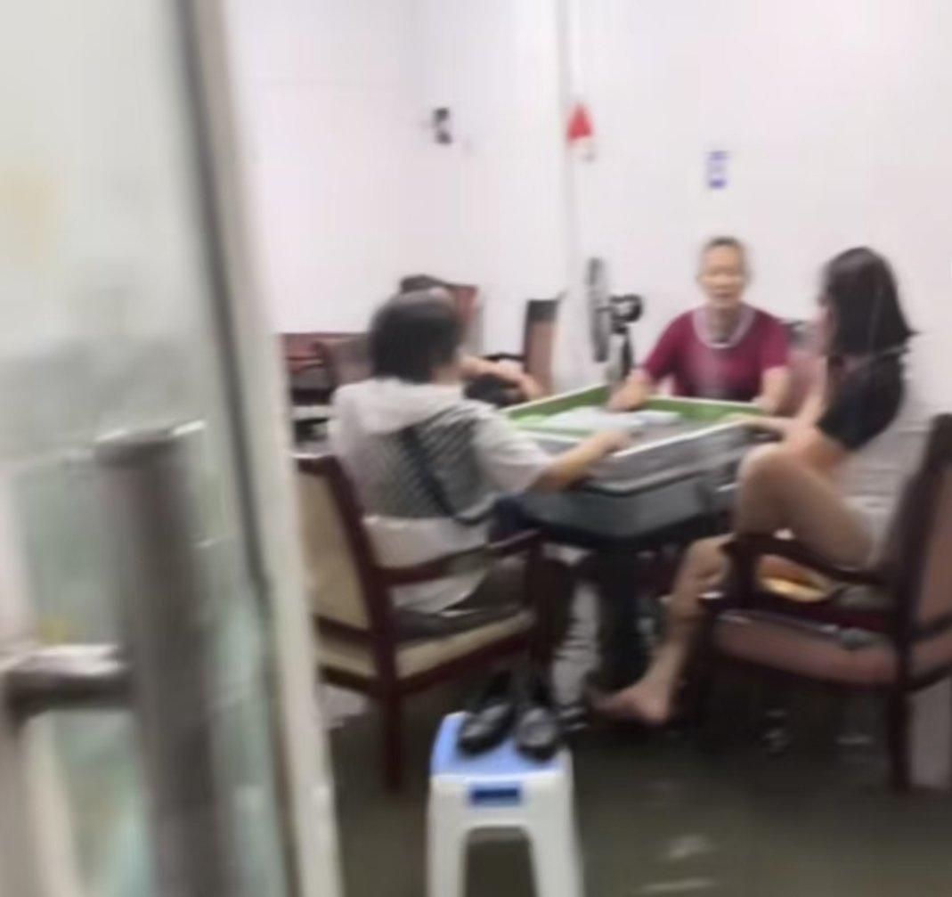 成都人到底有多爱打麻将四川人太狠了吧！成都暴雨，论四川人如何把天灾玩成水上乐园当
