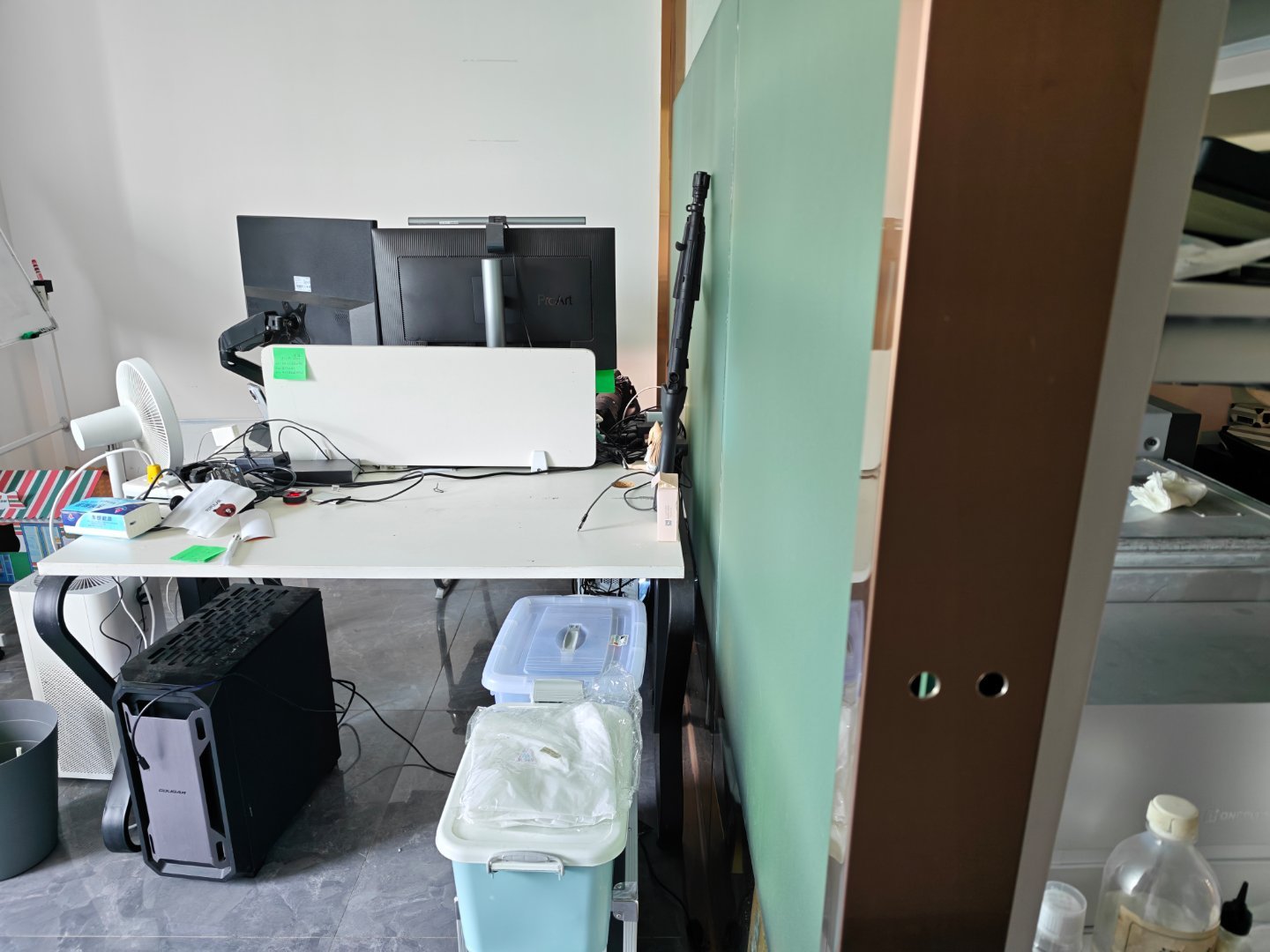 主机和人分离搞定了，其实说实话投入很小，一根光纤dp线，无线键鼠，就没了，音箱耳