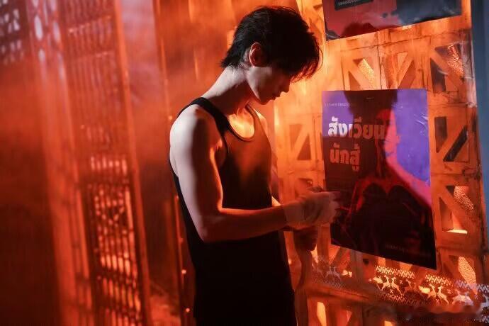 让何与演修车工的是天才 谁能拒绝穿黑色坎肩的修车工何与啊！手拿工具的模样干练又帅