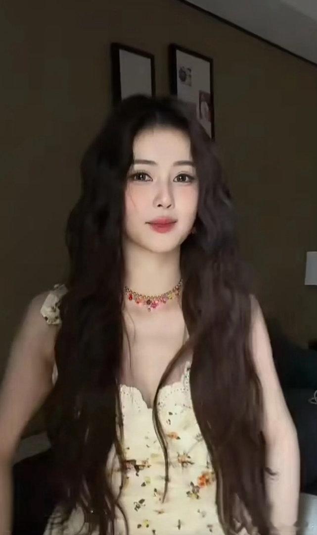 白鹿这两张照片，你们觉得和鞠婧祎像不像？ 