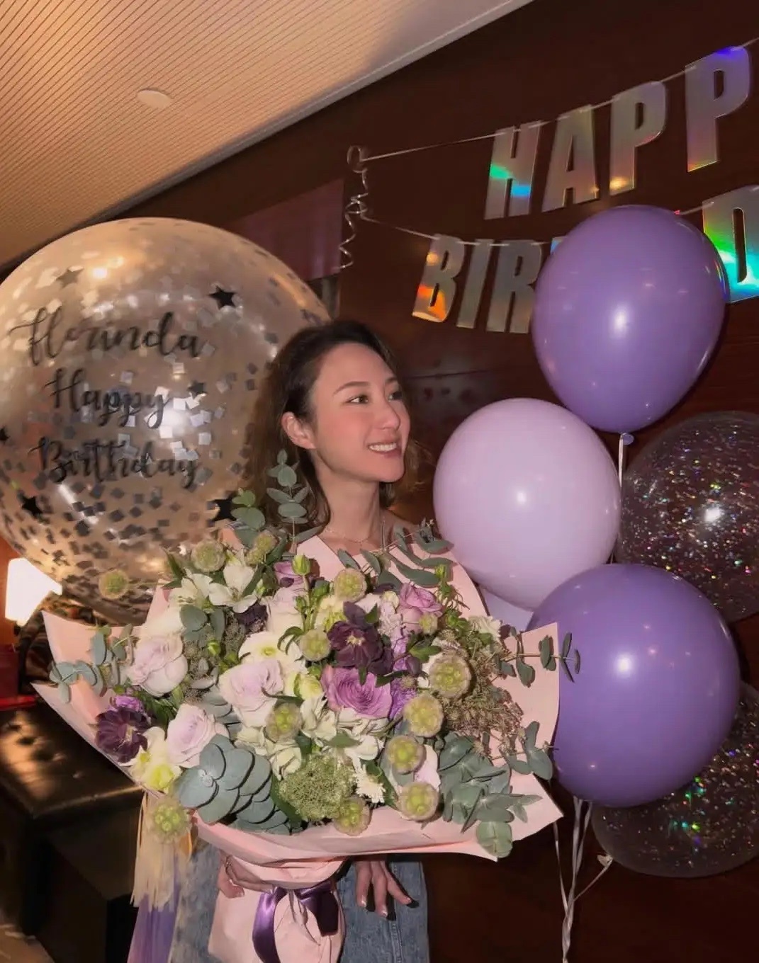 赌王三太女儿何超云37岁生日，和一帮朋友到高级餐厅庆祝，她打扮稍微性感，她穿着低