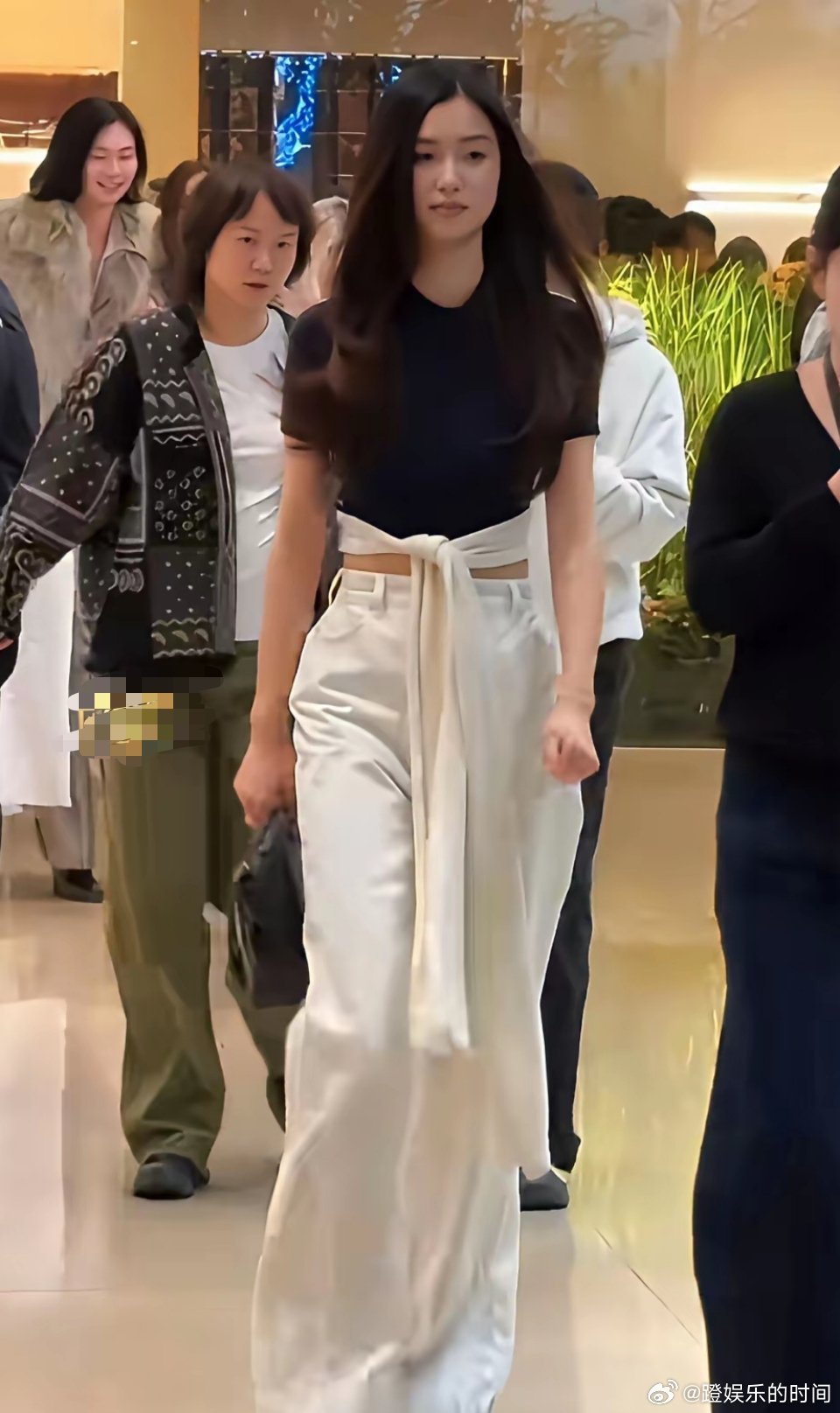 林依轮一家真的吃得太好了！原本以为他这辈子娶到西华就已经够幸运了，没想到看到他大