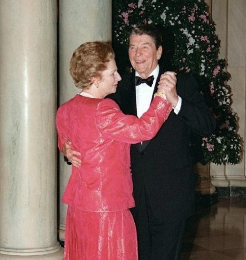 撒切尔夫人曾说过，里根是她生命中除丈夫外重要的男人；里根夸她是英国龙凤。
高大的