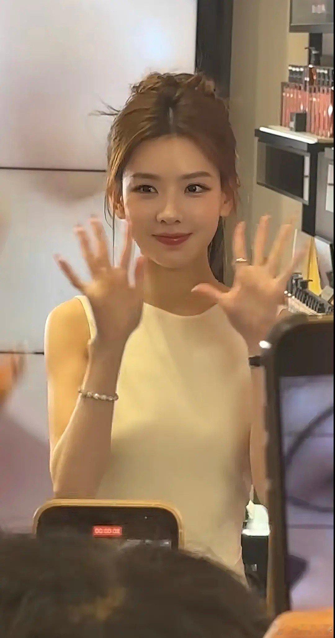 我一直以为她比杨超越美，现在看杨超越确实比这些网红美 