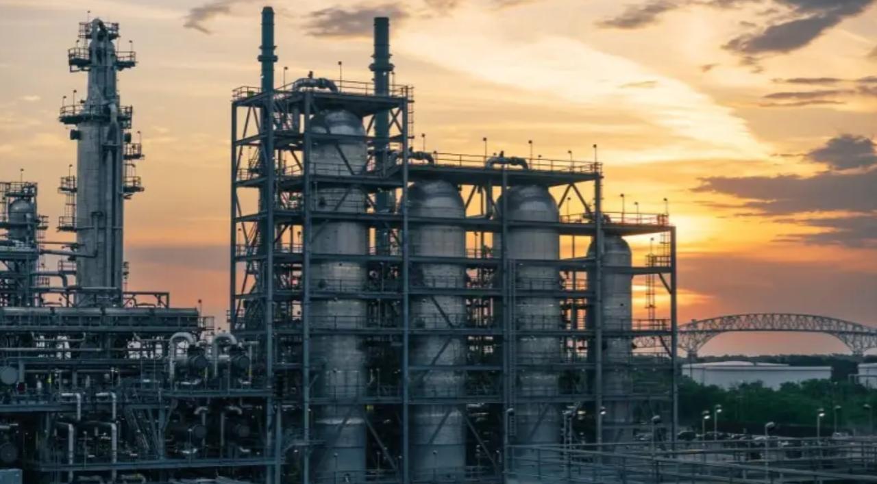 美国多家大型炼油厂接连发生爆炸！

当地时间3月24日，美国得克萨斯州阿瑟港突然