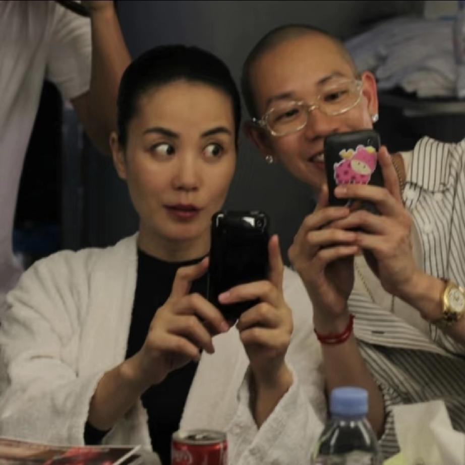 评价王菲的人品，那得用双手点赞。
她和御用化妆师Zing、造型师TitiKwan