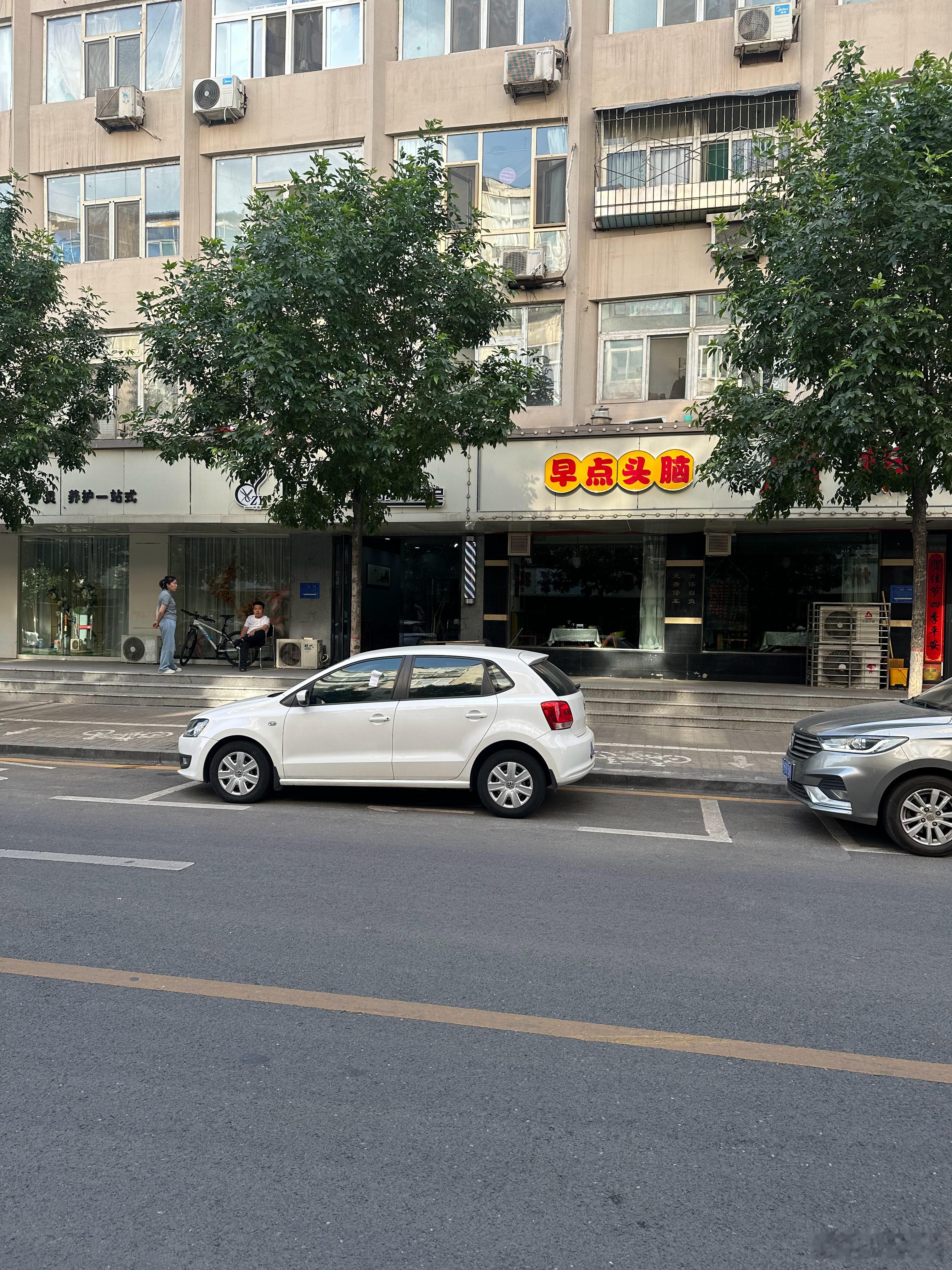 出来办事 以为这个是停车位 结果被贴单了不抬杠哈 我接受惩罚只是想知道这个不是车