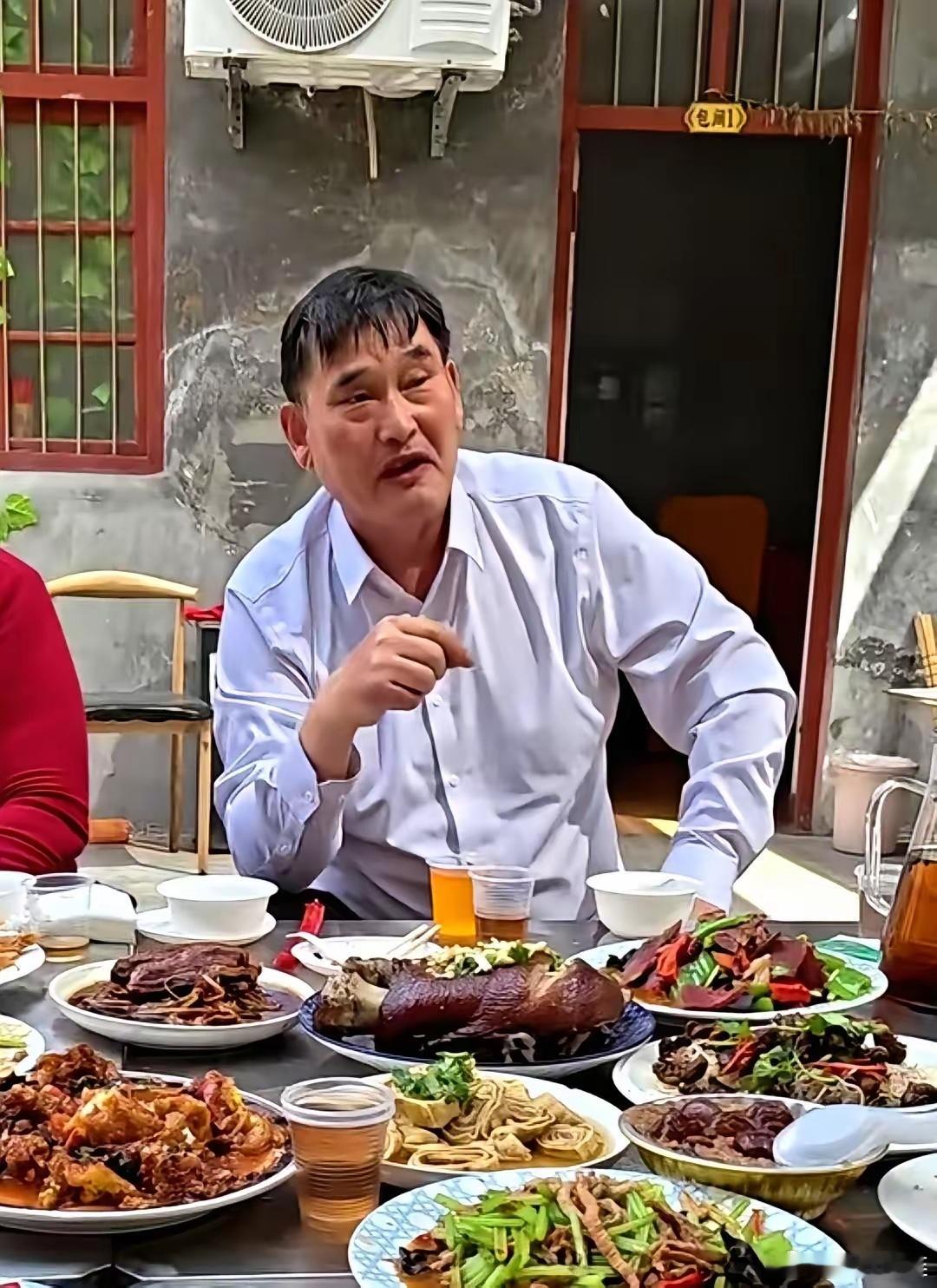 大衣哥一句话，点醒了多少人。主持人问他，朋友介绍活儿，抽万儿八千的，你乐意？他笑
