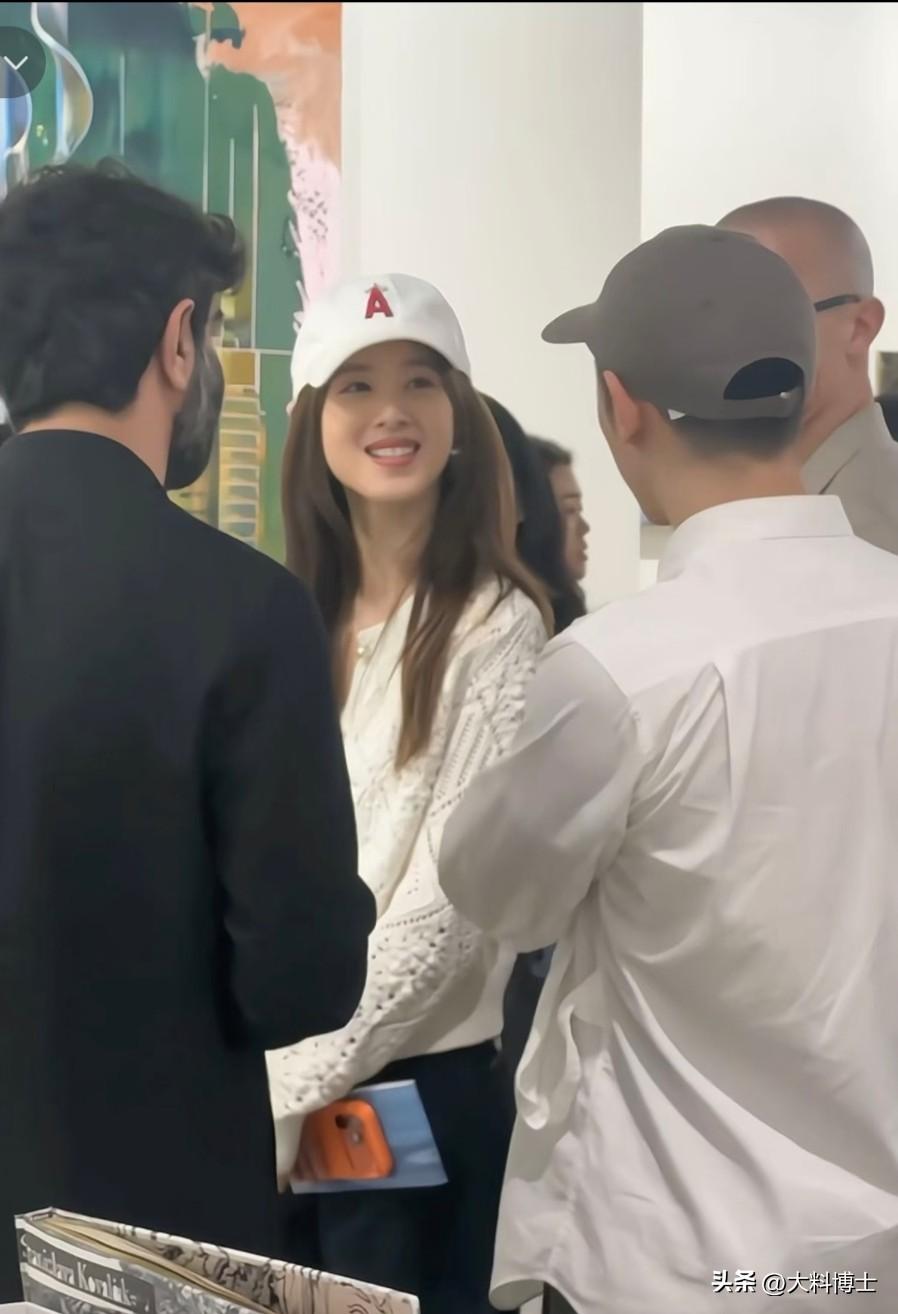 章泽天香港被偶遇，素颜看展状态松弛，刘强东东北考察，原来两人都回国内了，夫妻俩一