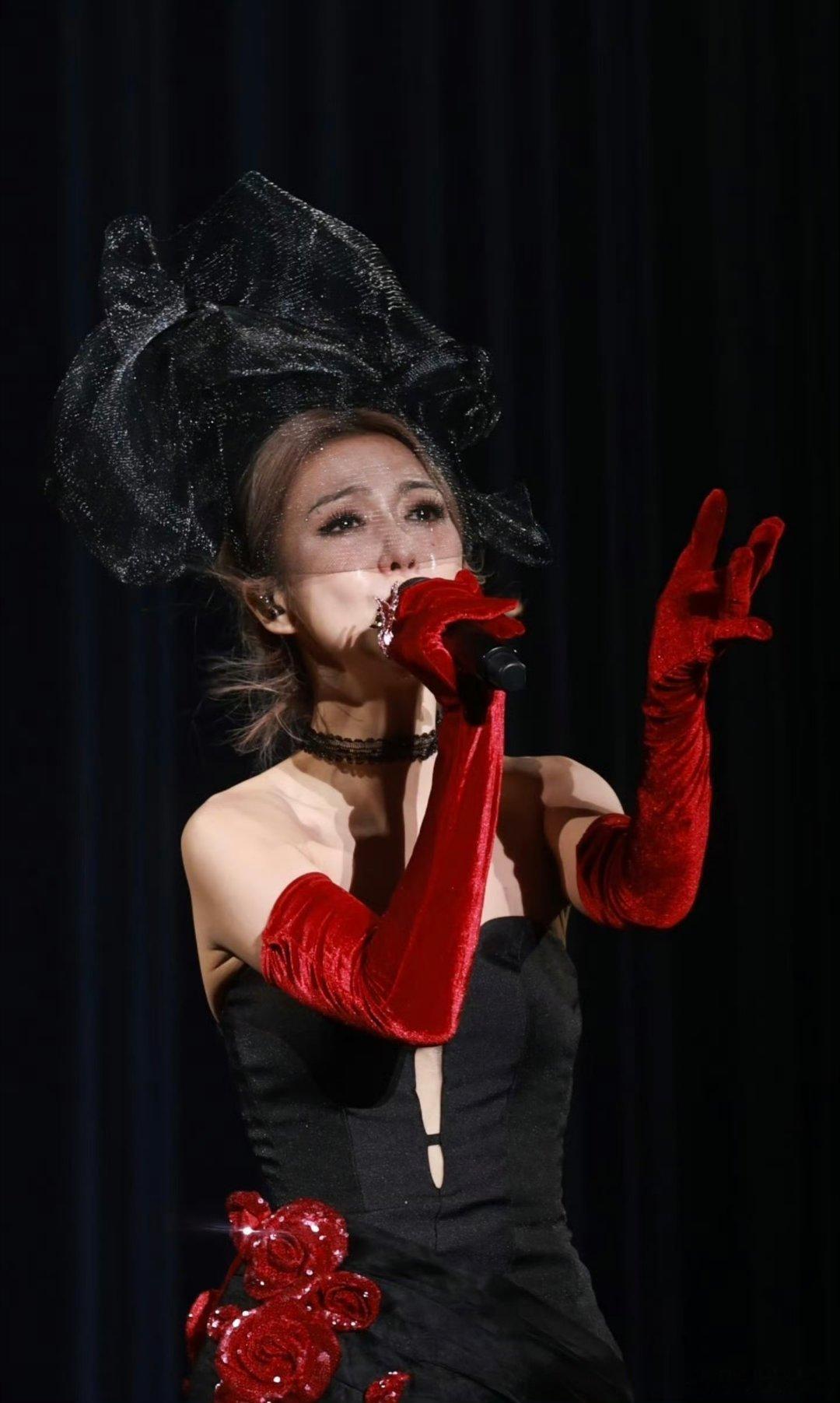 薛凯琪落泪梨花带雨的具像化薛凯琪重庆演唱会落泪太绝了！满是故事的歌声搭配滑落的泪