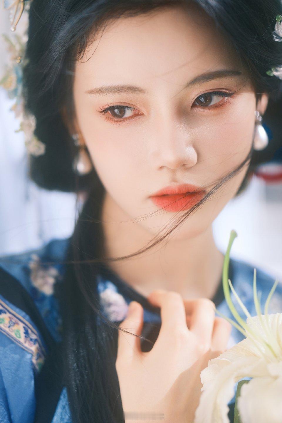 孙珍妮是青花瓷成精了 孙珍妮就似古风画卷走出的仙子，从女团到演员不断蜕变。生日写