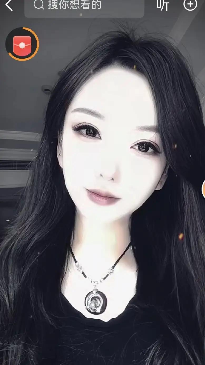 一个离了婚5年的前夫，在她病倒后回来端屎端尿伺候了大半年。看到这个细节，我忍不住