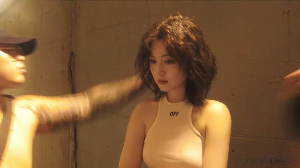 #李兰迪彩色吊带# [打call]#李兰迪港风侧拍# 被美晕了好港！我爱你甚于昨