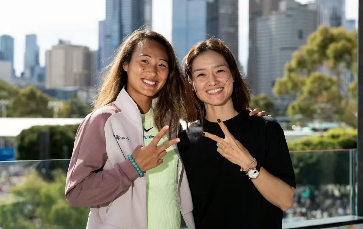 李娜猫腰给郑钦文送惊喜李娜说有郑钦文发球就不怕小威郑钦文一直把李娜视作自己网球路