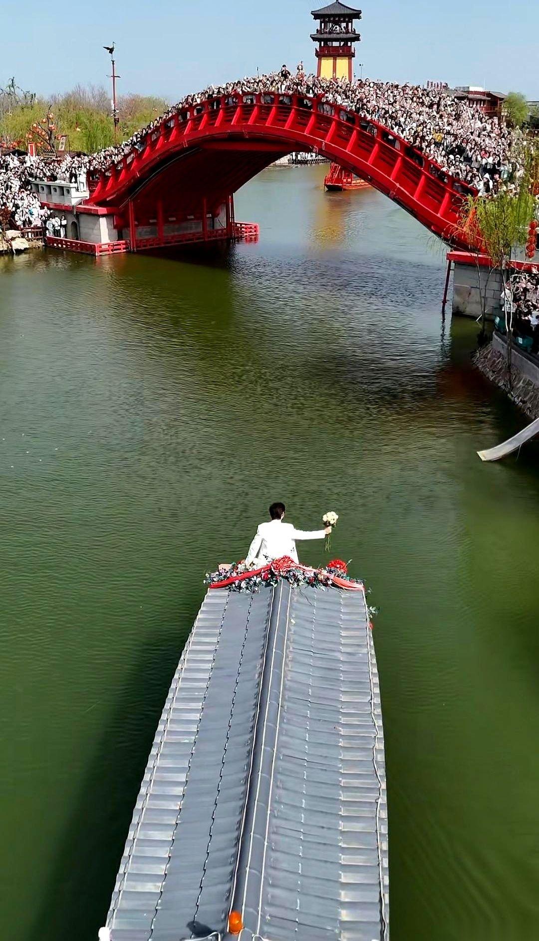 “党和人民考验我的时候到了！”工程师嘴里念叨着，手却死死抓着栏杆。桥下，江水哗哗