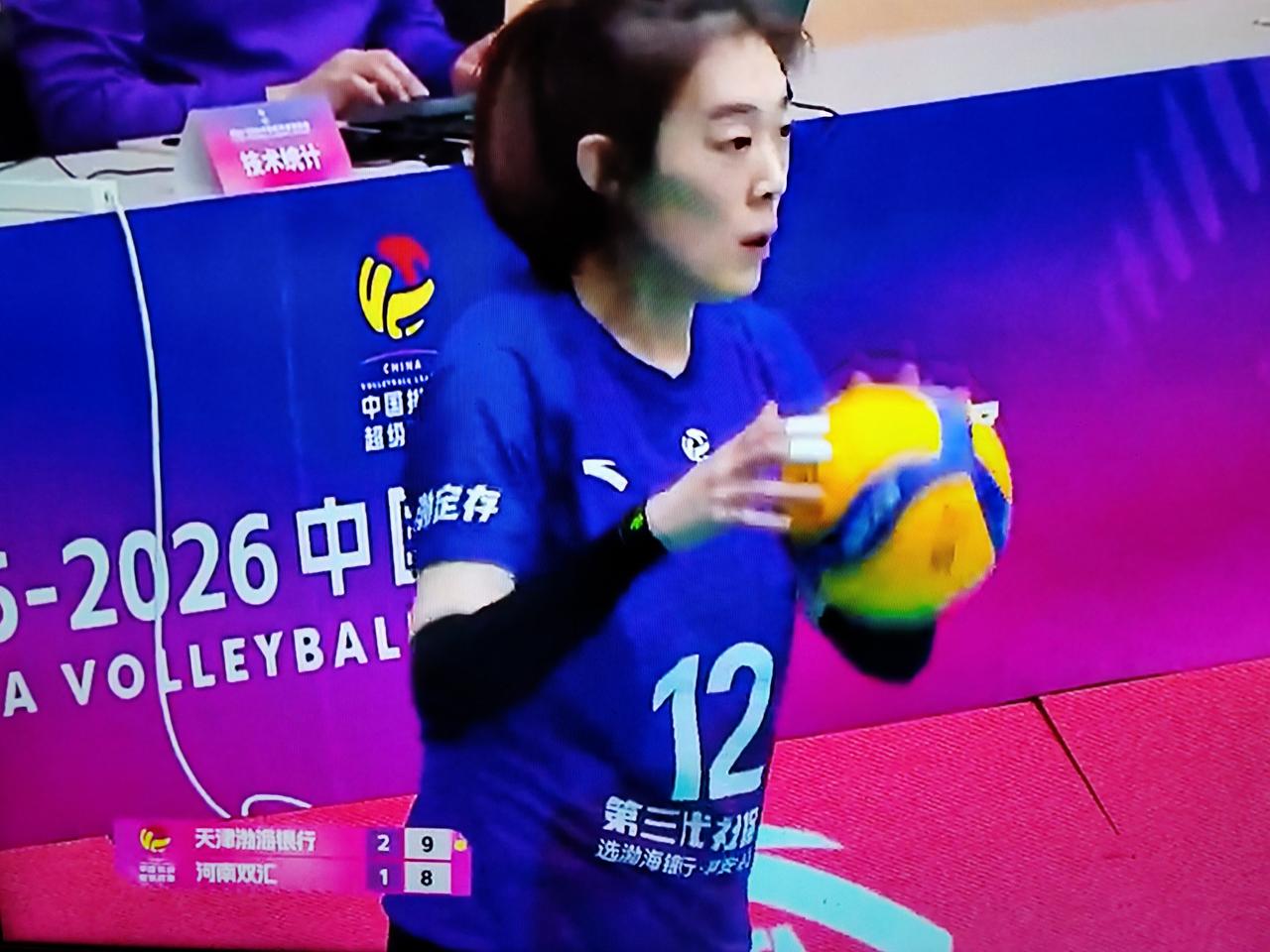 女排排超联赛第十七轮，天津女排对阵河南女排，前三局比分24：26，25：15，2