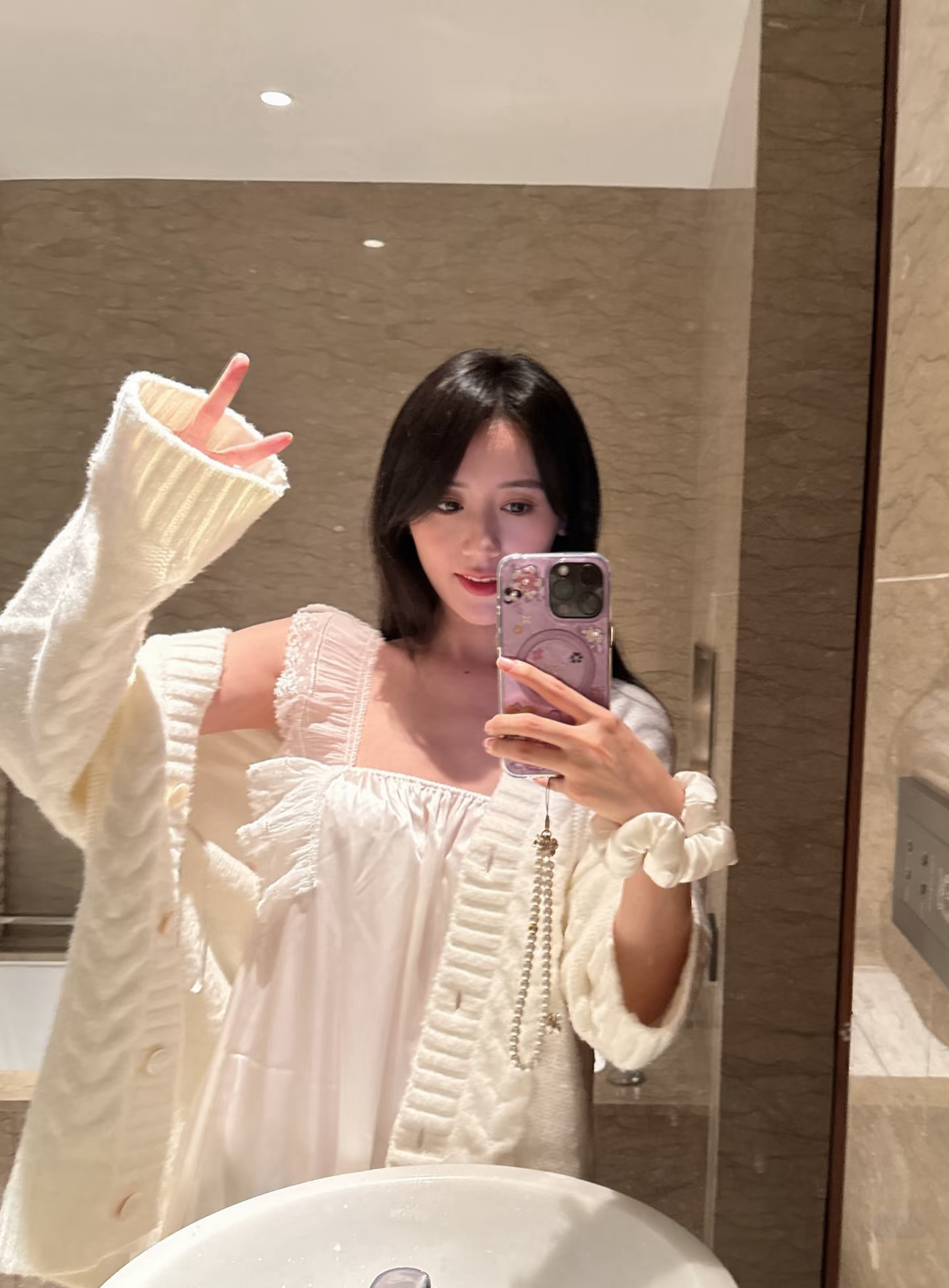 袁冰妍 穿得还是有点多，外套脱掉脱掉~