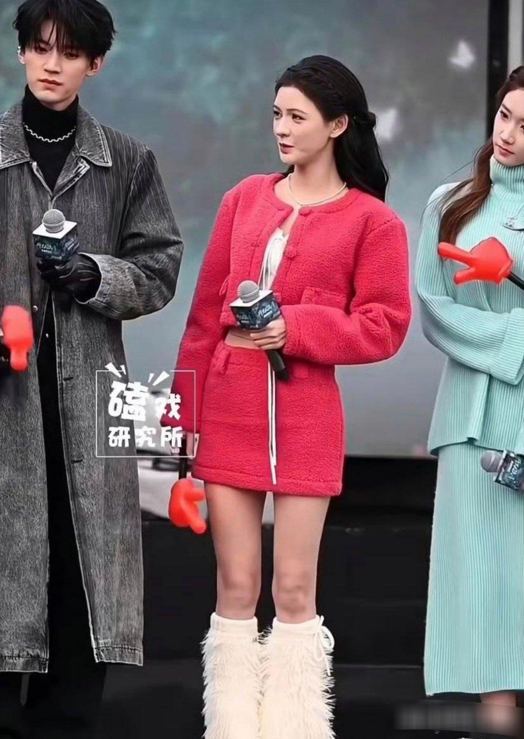 新浪娱乐[超话]  女明星都挺抗冻啊！？张予曦这腿都冻青了…… 