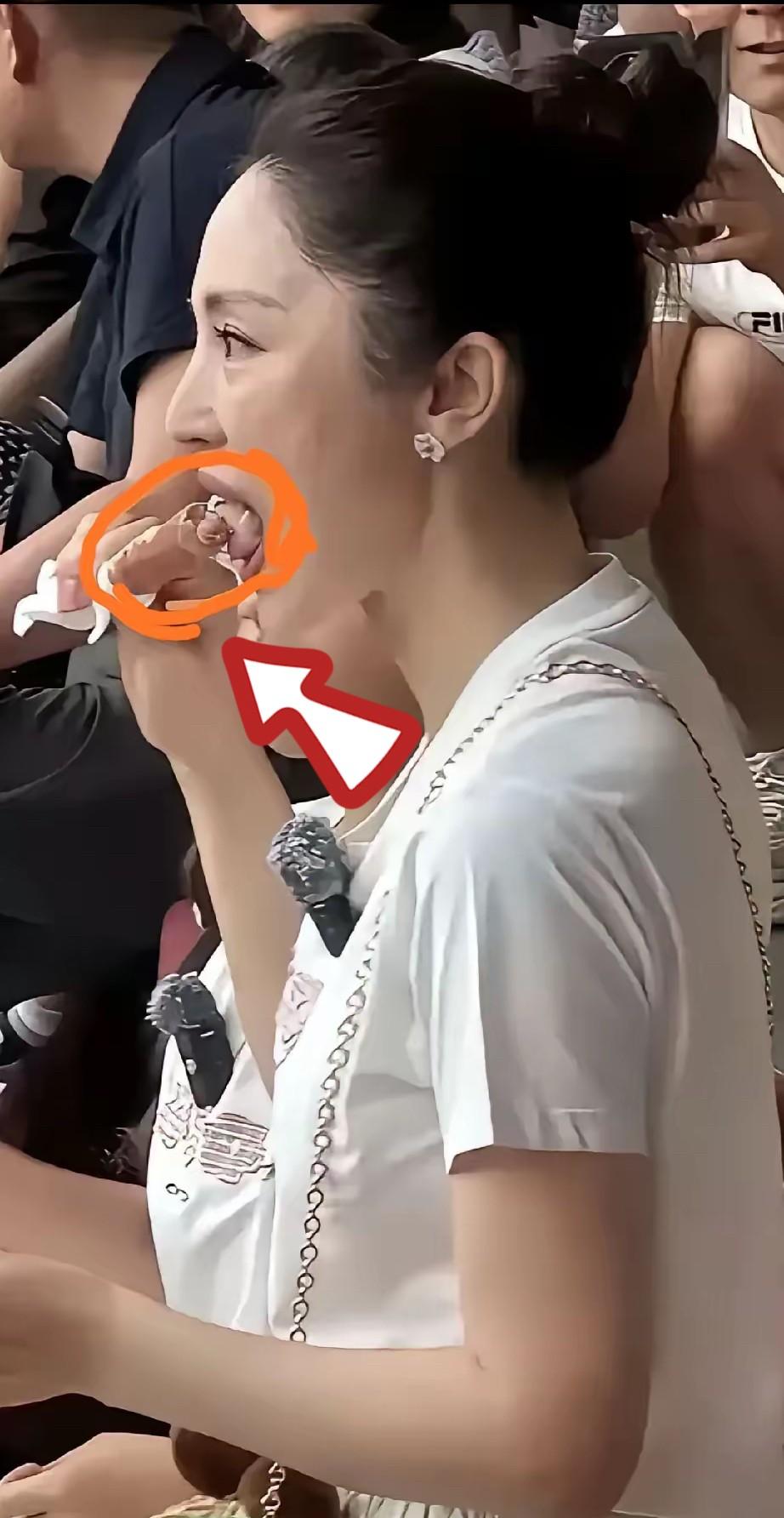 我终于明白董璇打舌钉事件，为何压不住了
 
不是她中年叛逆不肯当贤妻良母，也不是