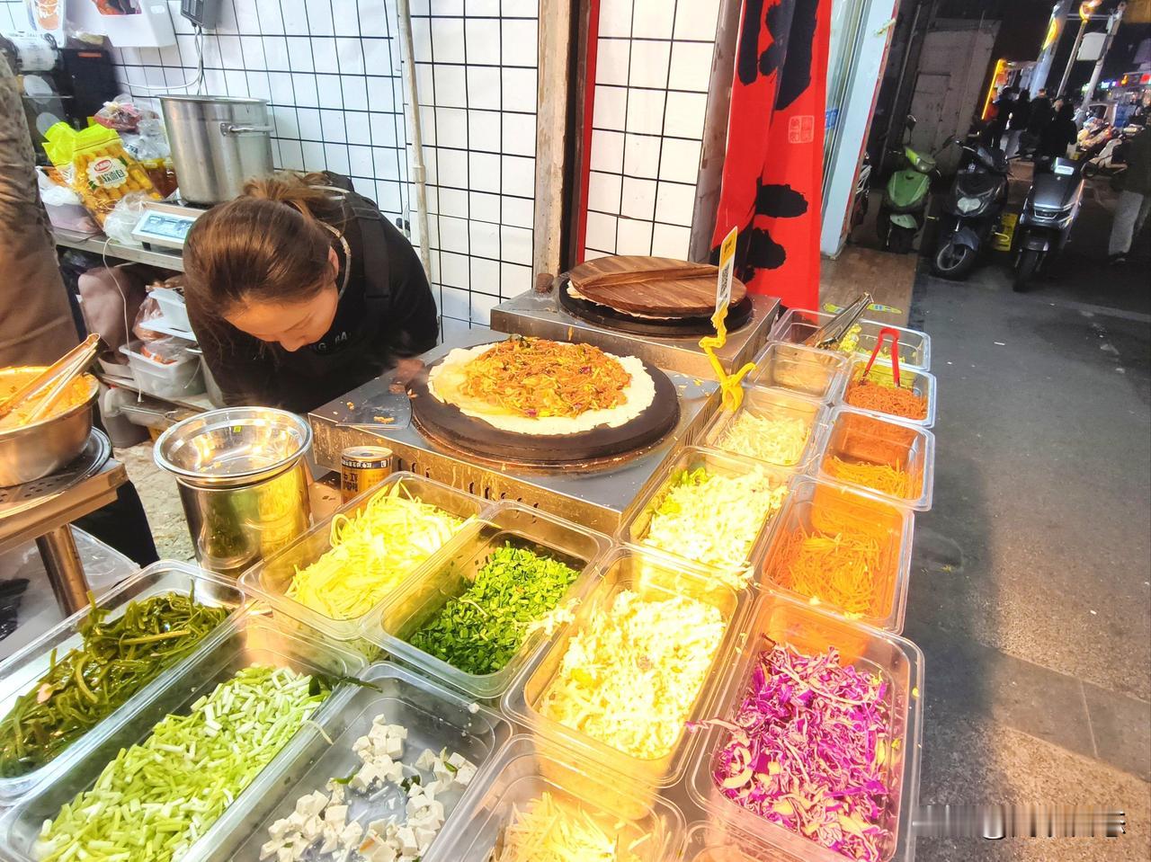 小生意如何赚大钱？
小生意暴利是大家都知道的，例如煎饼摊，一个煎饼所有成本1.5