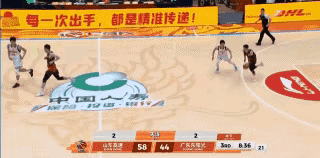 徐杰被双重打击太可怜了！球队输了卡位战，自己还被高诗岩戏耍碾压。徐杰被高诗岩晃倒