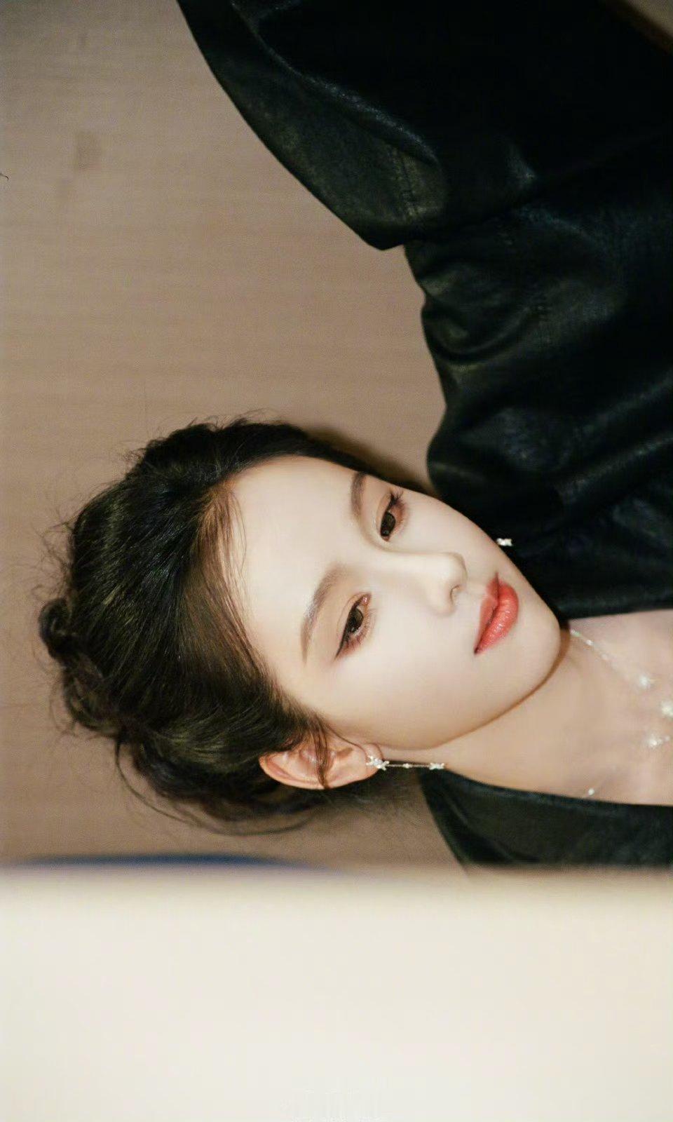 陈都灵新鲜出炉热乎的胶片新鲜出炉热乎的胶片！好有感觉嘟嘟和小鞠对视比心这张我爱了