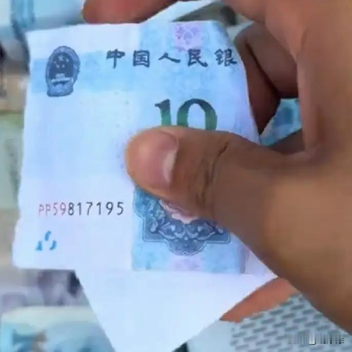 离谱！校门口卖面包收到10元假币，竟是A4纸打印，背面全空白
 
贵州一男子在初