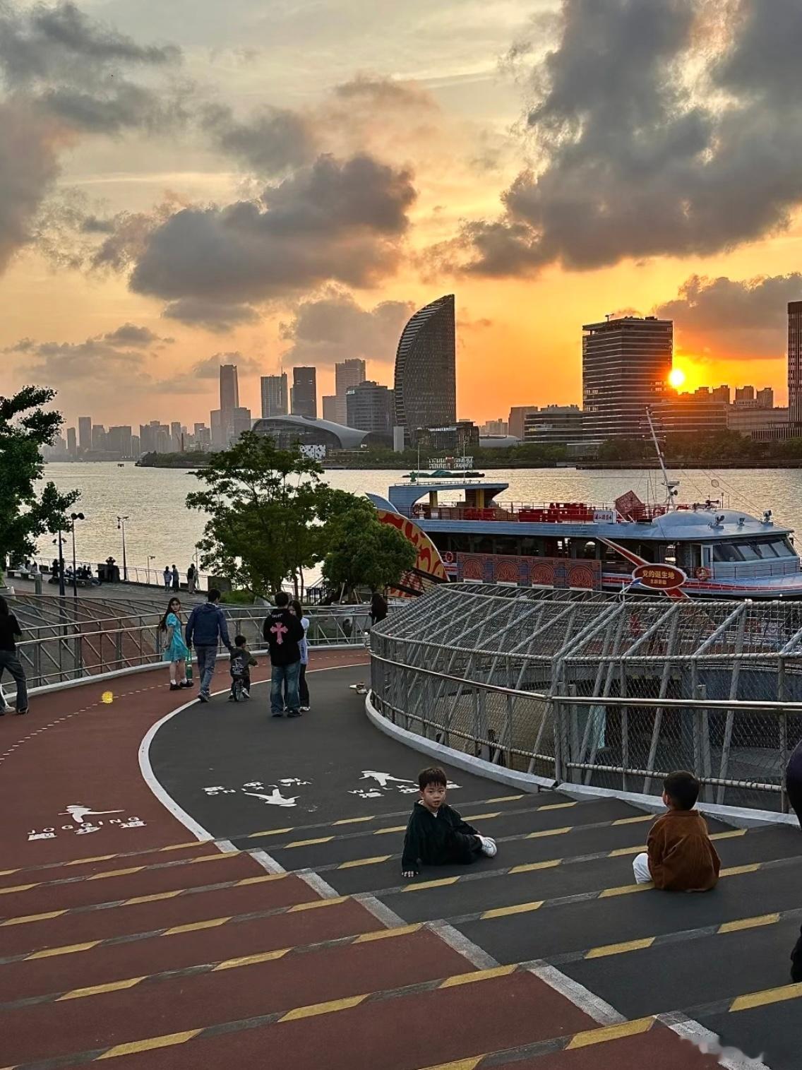 慢热和快节奏的城市里，我希望好消息会接踵而来。感恩❤️  ​​​