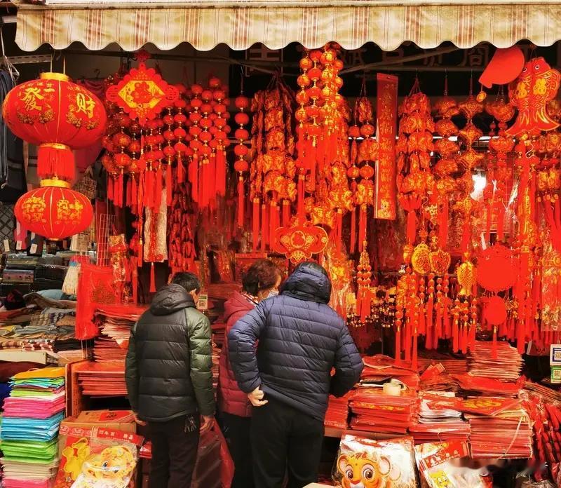 春节将至，全国各地的年货市场迎来消费热潮。人头攒动的集市里，此起彼伏的叫卖声与欢
