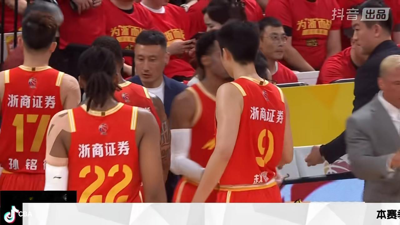 CBA冠军争夺战的第四场比赛开打了

        在刚刚结束的卫冕冠军浙江浙