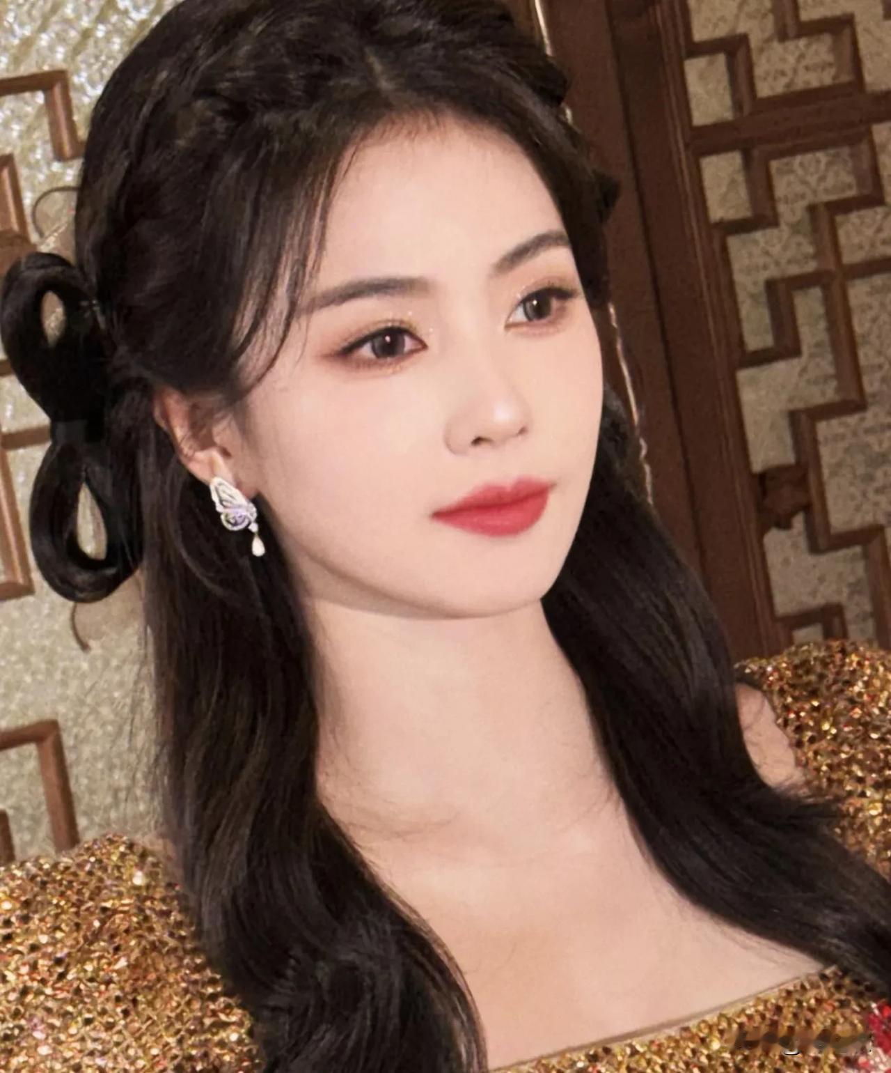 白鹿为什么这么红，主要是因为她工作配合度高，效率高。人也和和气气好说话，不耍大牌