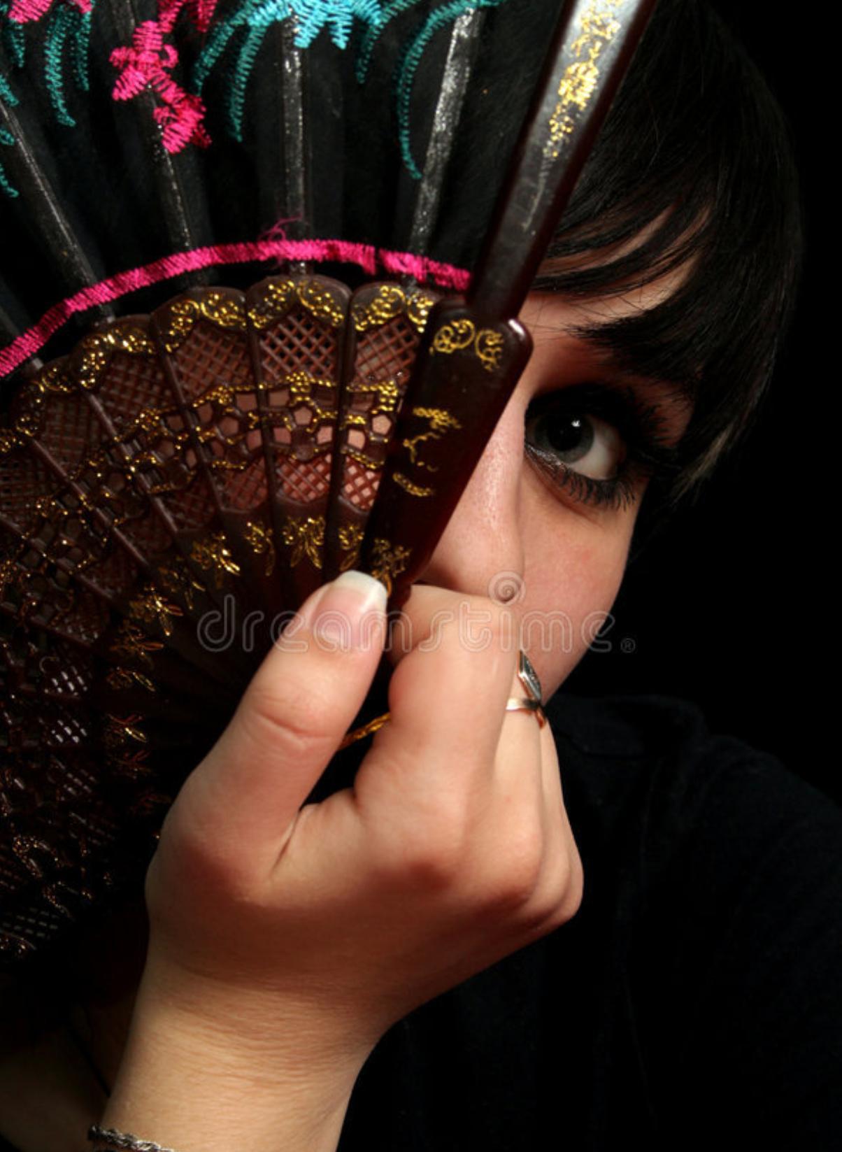 有趣的西班牙“扇语”：
风情万种的西班牙妇女通常会借助扇子来表达对男人的感情：如