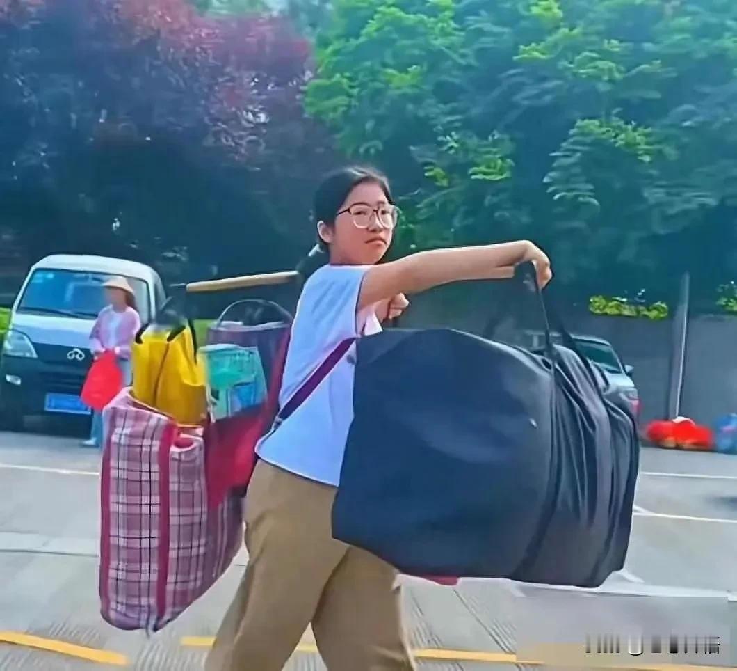 最近那个超火的广西扁担女孩儿刘艳，高考成绩是568分，这成绩一出来，网上就炸锅了