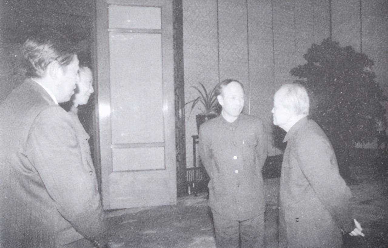 1978年7月，胡乔木提出一个在当时看来石破天惊的观点，即：“社会主义制度不能自