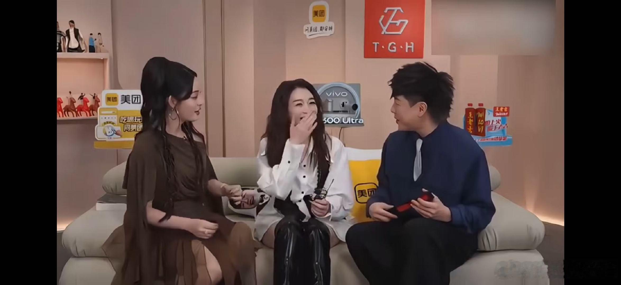 李小冉 你看见我不会跑调吗歌手直播歌手2026后台人来人往，偶然相遇开启趣味聊天