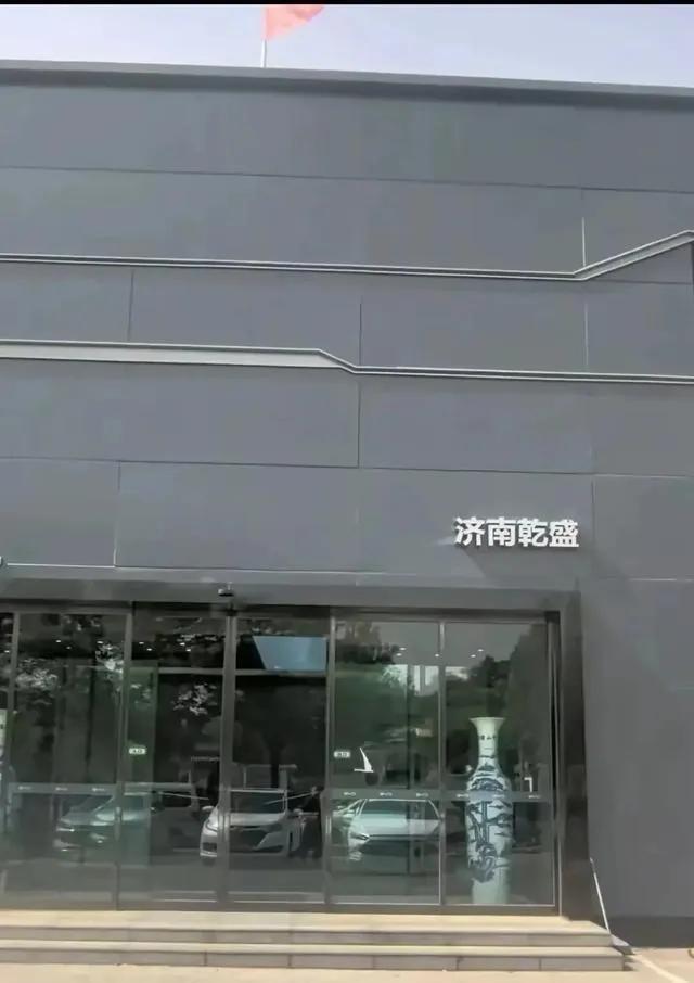 乾城集团的4S店突然崩盘，车主手里攥着的终身保养卡成了废纸。
有人全款买完车，连