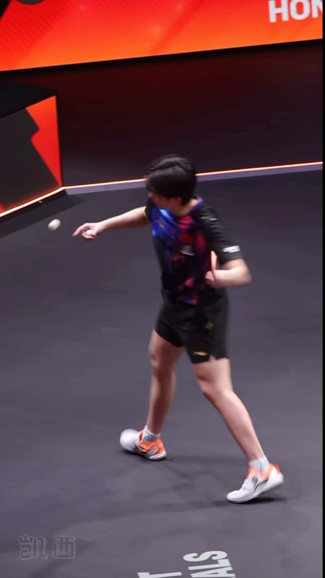 抛球的时候少年意气风发 