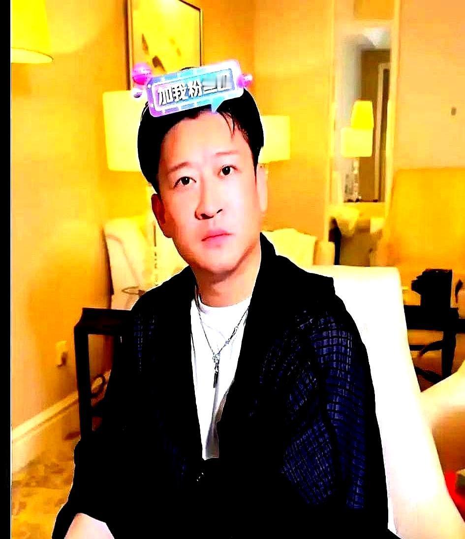 “直播被骂七年，他靠打赏养整个团队。”
 
曹云金每天夜里开麦，说《对春联》《大